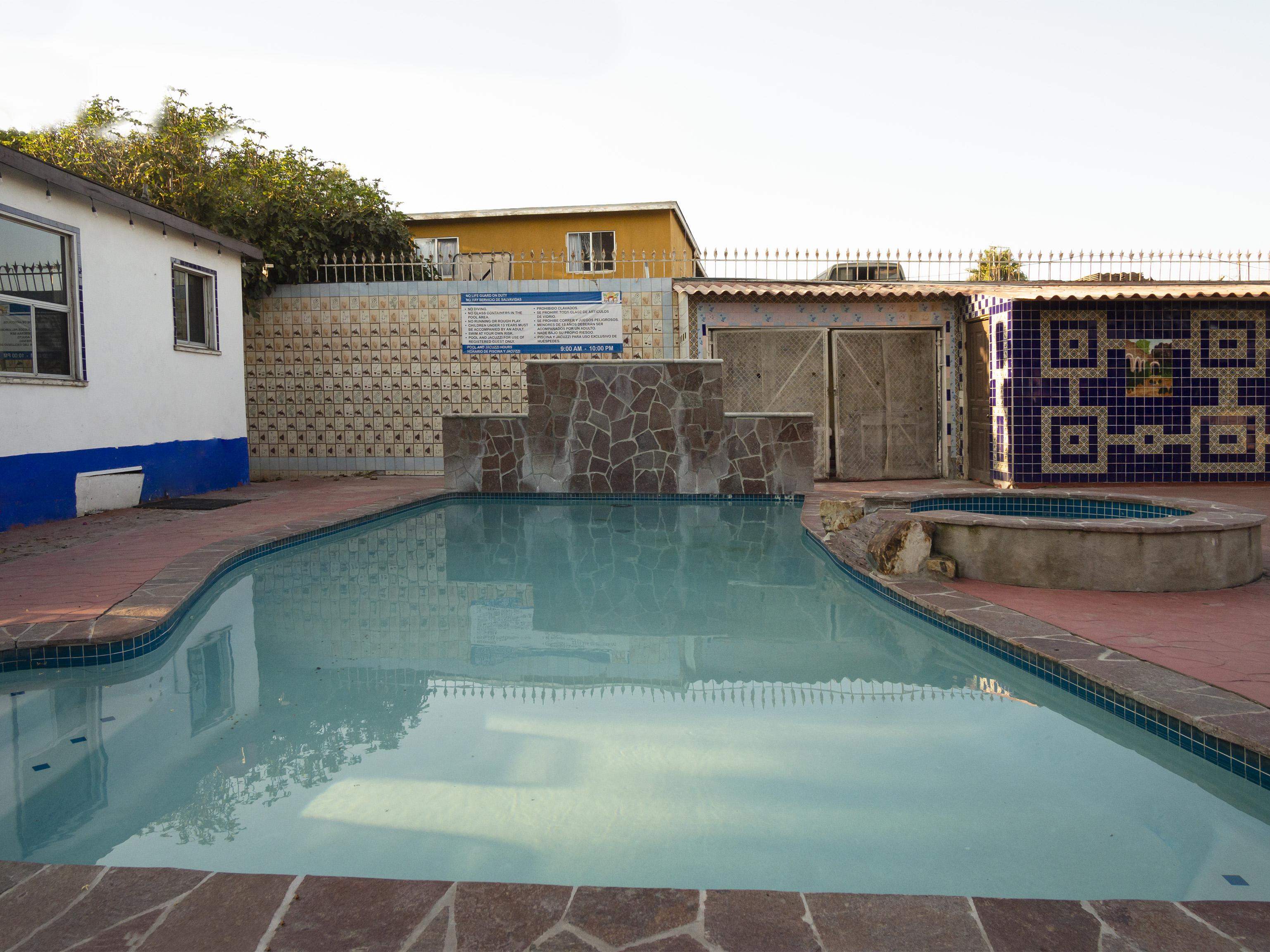 Oyo Hotel Hacienda Don Luis, Розаріто Екстер'єр фото A swimming pool in a house in Soweto, South Africa